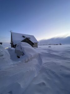 雪に埋もれた小屋