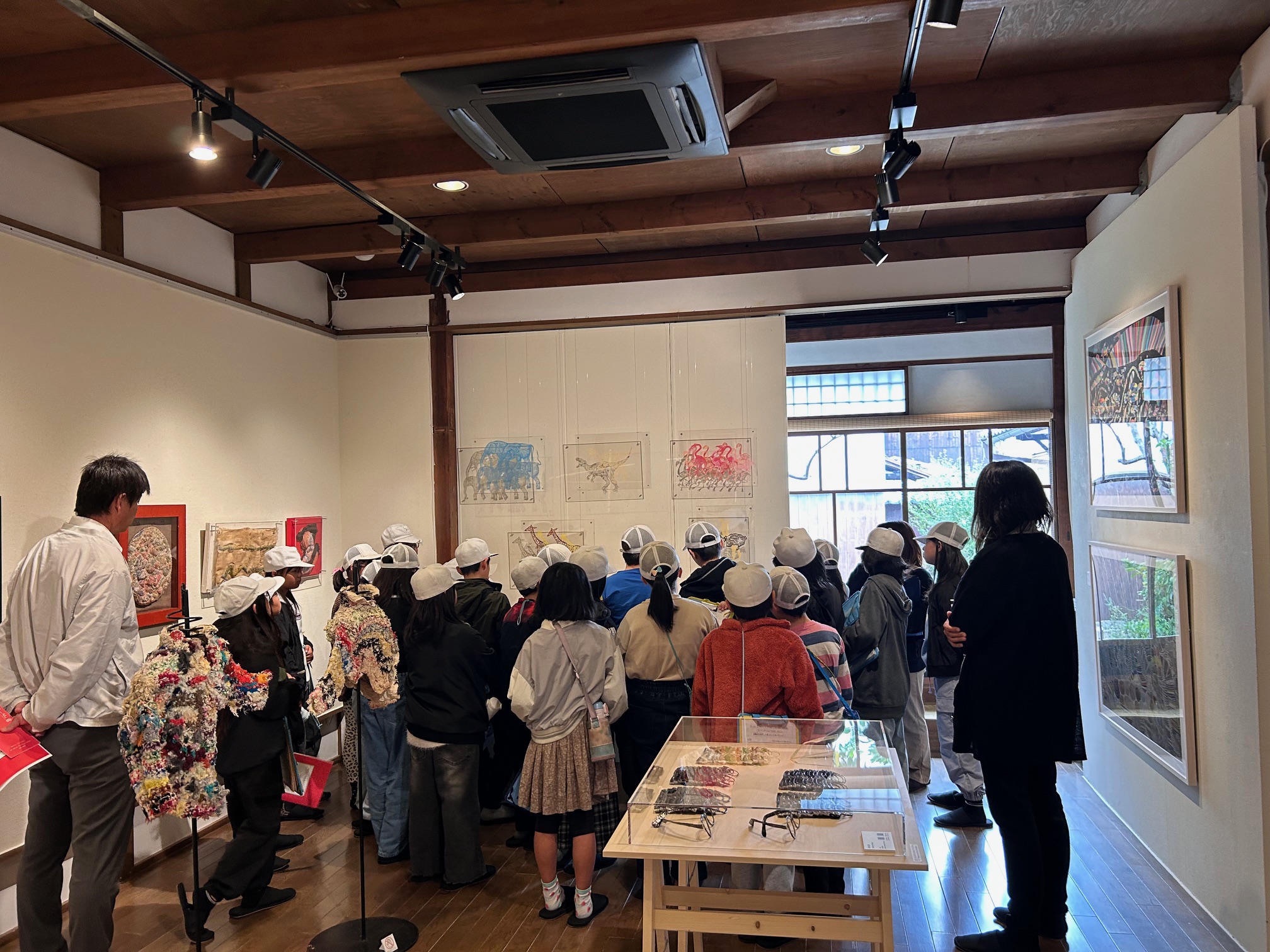 展覧会鑑賞の様子