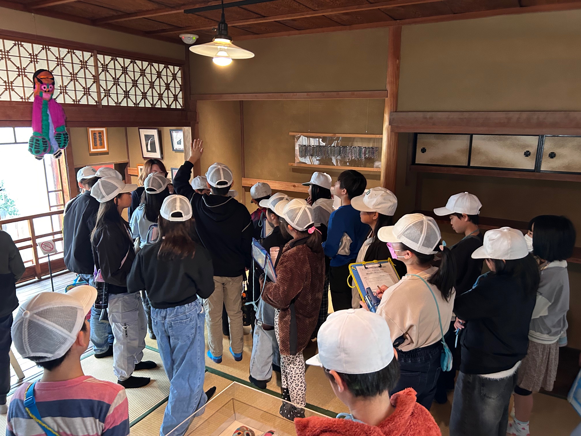 展覧会鑑賞の様子