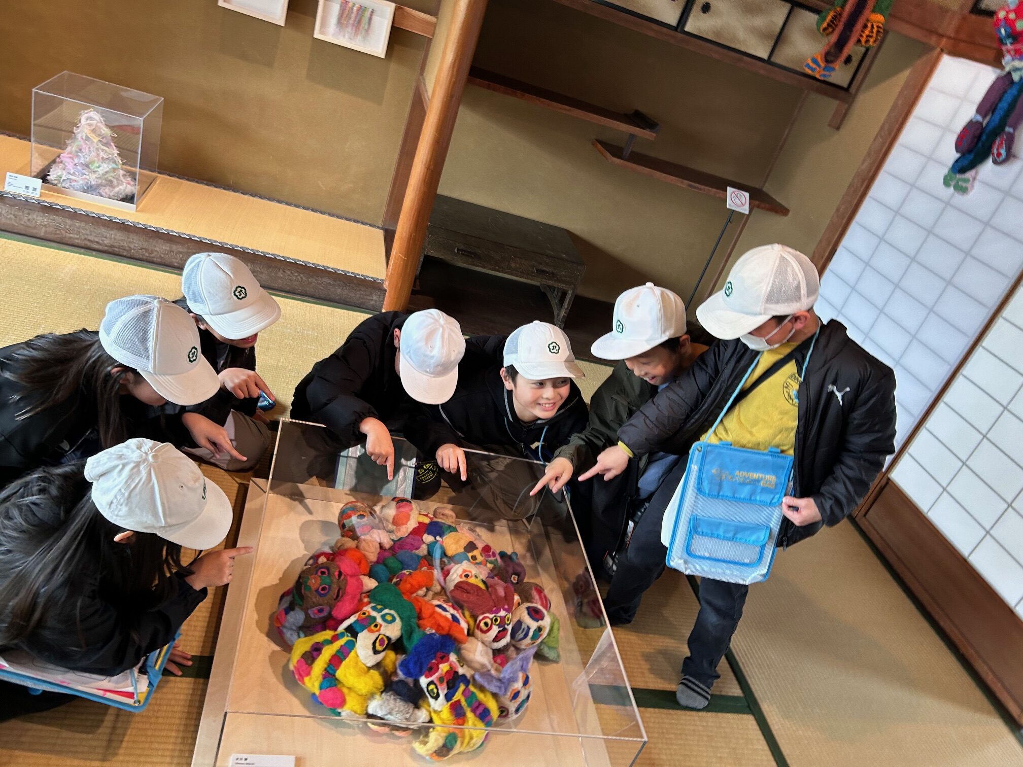 展覧会鑑賞の様子